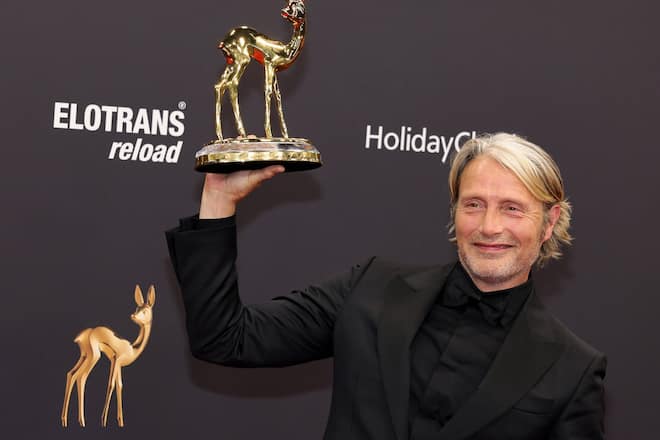 Schauspielstar Mads Mikkelsen wurde 2023 mit einem Bambi ausgezeichnet.