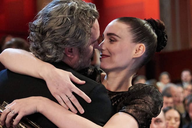 Selten zeigen sie sich öffentlich so vertraut: Als Joaquin Phoenix 2020 den Oscar für seinen «Joker» erhielt, beglückwünschte ihn Rooney Mara herzlich.