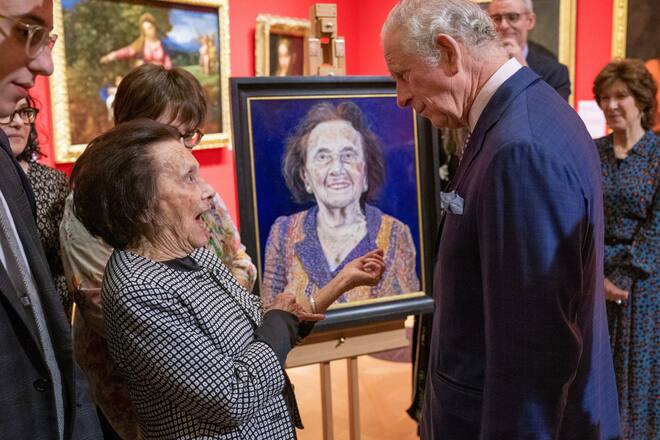 Lily Ebert präsentiert König Charles (damals noch Prinz Charles) im Januar 2022 ein Porträt von sich.