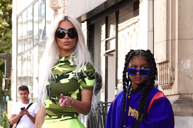 Kim Kardashian und North West auf Tour.