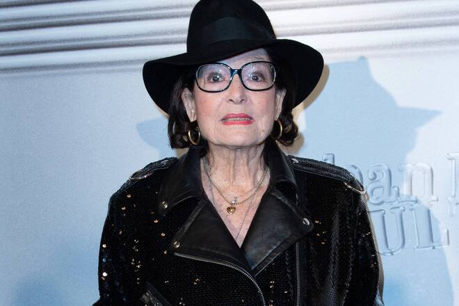 Nana Mouskouri: Eine markante Brille, eine beeindruckende Karriere.