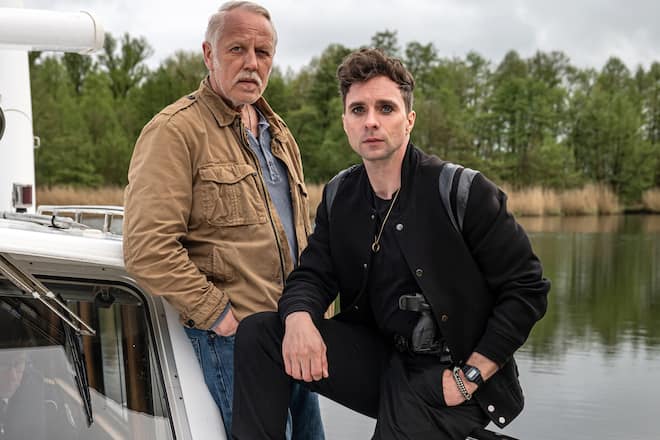 «Polizeiruf 110: Wasserwege» mit den Kriminalkommissaren Vincent Ross (André Kaczmarczyk, re.) und Karl Rogov (Frank Leo Schröder).