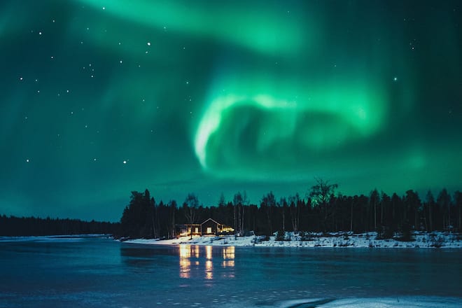 Spektakuläre Naturphänomene wie die Nordlichter stehen bei der Urlaubsplanung im Jahr 2025 bei vielen ganz oben auf der Liste.