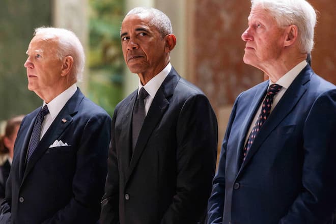 Joe Biden neben Barack Obama und Bill Clinton (v.l.n.r.) während einer Trauerfeier für Ethel Kennedy.
