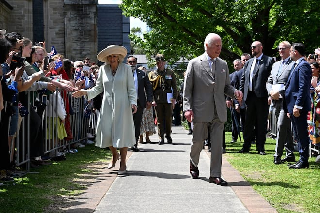 König Charles III. und Königin Camilla nach dem Gottesdienst.