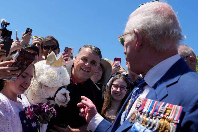 König Charles hat in der australischen Hauptstadt Canberra Bekanntschaft mit dem Alpaka Hephner gemacht, das die Monarchie unterstützt.