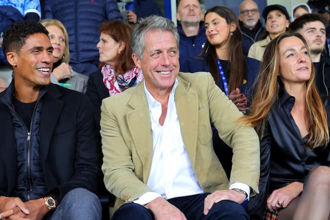 Hugh Grant und seine Ehefrau Anna Eberstein fieberten am Wochenende beim Spiel des italienischen Fussballligisten Como 1907 mit.