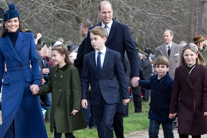 Die Kinder von Prinzessin Kate und Prinz William, Prinzessin Charlotte, Prinz George,  und Prinz Louis (hier Hand in Hand mit Cousine Mia Tindall), haben derzeit Schulferien.