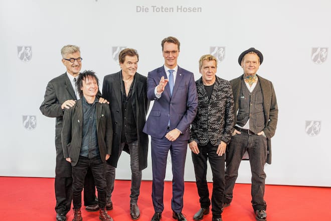 Die Toten Hosen mit Nordrhein-Westfalens Ministerpräsident Hendrik Wüst.