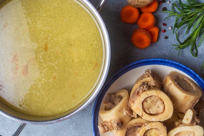 Knochenbrühe erfährt derzeit einen Hype auf TikTok.