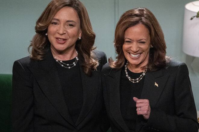 «SNL»-Komikerin Maya Rudolph (l.) bekam Besuch von ihrem berühmten Spiegelbild Kamala Harris.