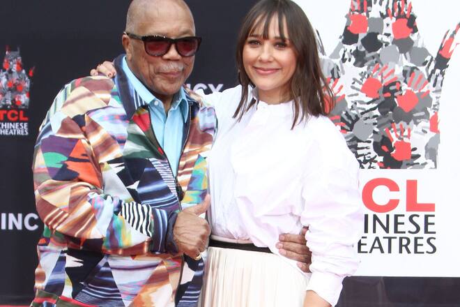 Rashida Jones mit ihrem Vater im Jahr 2018.