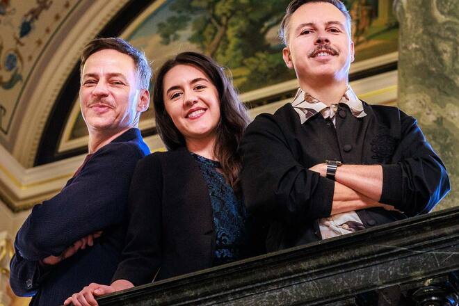 Tom Wlaschiha (li.), Jasmin Delfs und Tino Piontek alias Purple Disco Machine werden beim SemperOpernball 2025 dabei sein.