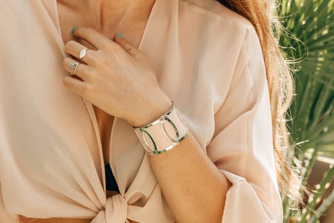 Breite Armspangen werten jedes Outfit optisch auf.