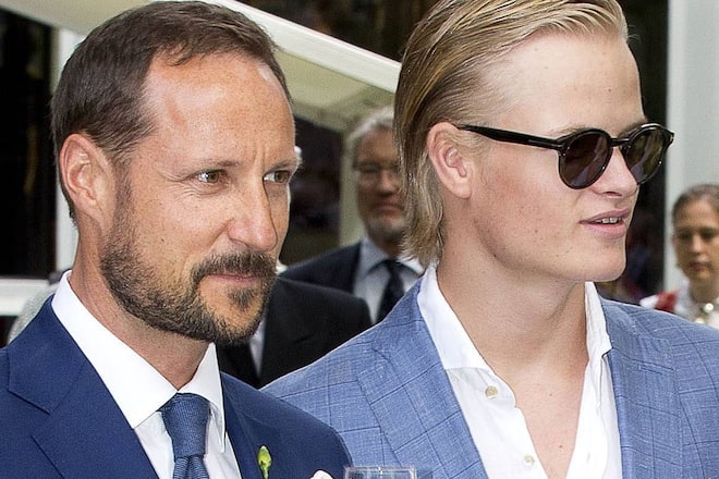Kronprinz Haakon von Norwegen (l.) mit seinem Stiefsohn Marius Borg Høiby