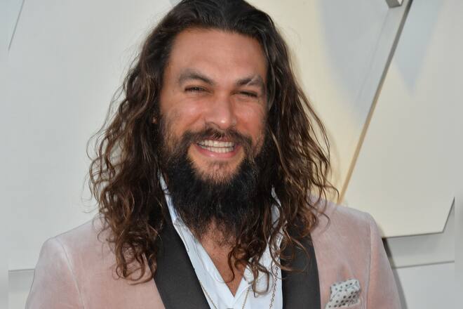 Jason Momoa holt bald wieder das Weihnachtsalbum von Barbra Streisand raus.