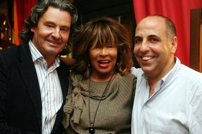 Tina Turner mit ihrem Ehemann Erwin Bach (li.) zu Besuch bei ihrem Kölner Lieblings-Italiener Salvatore Luca im Jahr 2006.