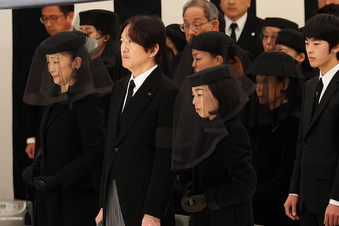 Das japanische Kronprinzenpaar (l.) gemeinsam mit weiteren Familienmitgliedern auf der Beerdigung von Prinzessin Yuriko.