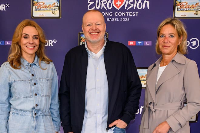 Inga Leschek von RTL, Stefan Raab sowie ARD-Programmdirektorin Christine Strobl (v.l.n.r.) bei der ESC-Pressekonferenz Ende Oktober.