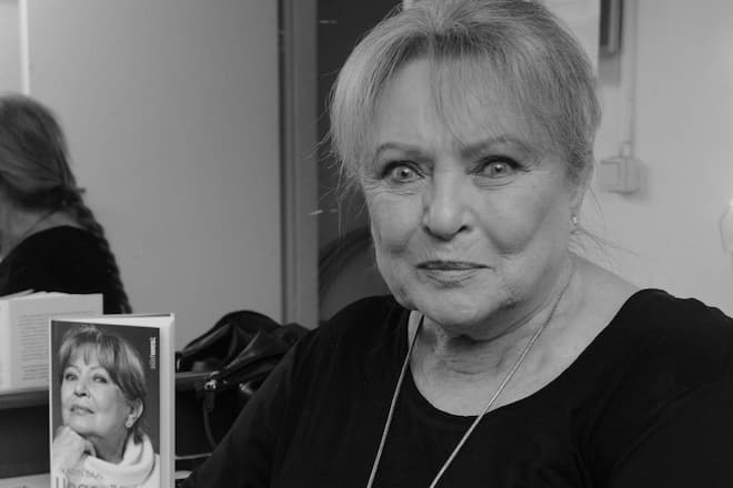 Film-Diva Karin Baal neben ihrer 2012 erschienen Autobiografie «Ungezähmt: Mein Leben».