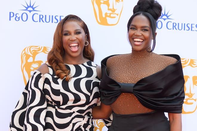 Motsi Mabuse (li.) unterstützt Schwester Oti bei ihrer Dschungelcamp-Teilnahme.