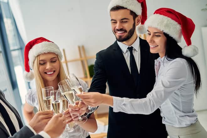 Bei einer Weihnachtsfeier mit Arbeitskollegen ist das richtige Verhalten zu Tisch besonders wichtig.