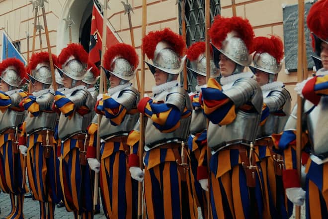 Seit 1506 verpflichten sich Soldaten für den Schutz des Papstes.