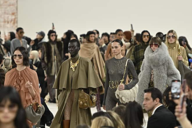 Das Modehaus Chloé bringt in der winterlichen Modesaison 2024 den Boho-Chic zurück auf den Laufsteg.