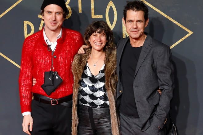 Lars Eidinger (li.) 2019 mit Tom Tykwer und dessen Frau Marie in Berlin.