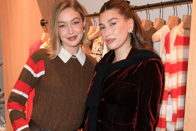 Gigi Hadid und Hailey Bieber posierten bei der Strore-Eröffnung Dezember 2024 in Los Angeles.