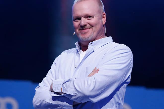 Stefan Raab feierte sein Comeback und präsentiert seit 18. September 2024 die neue Show «Du gewinnst hier nicht die Million bei Stefan Raab» auf RTL+.