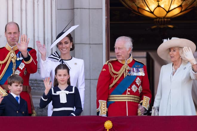 Wann wird das Thronfolgerpaar (l.) zum neuen Königspaar?