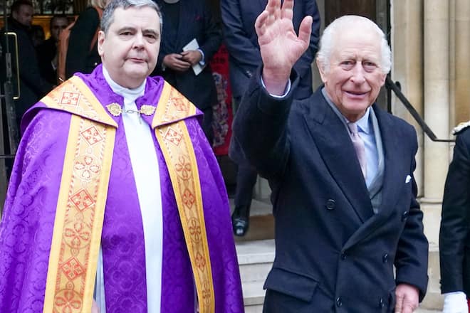 König Charles (re.) nahm sich auch Zeit für ein Gespräch mit Pater Dominic Robinson.