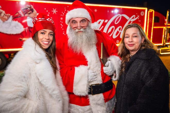 Vanessa Mai und die 1. Vorsitzende der Tafel Regensburg e.V. Jonah Lindinger im Rahmen der Kampagne «Die Welt braucht mehr Santas!».