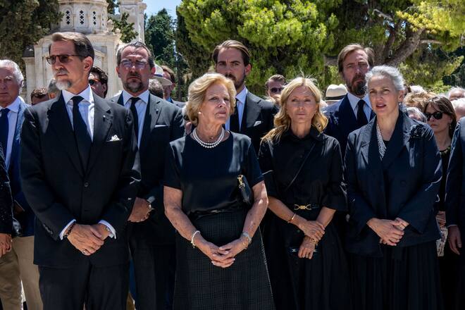 Mitglieder der ehemaligen griechischen Königsfamilie bei einer Beerdigung in Athen im August 2024.