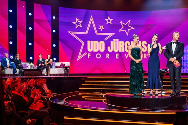 Michelle Hunziker, ihre Tochter Aurora Ramazzotti (r.) und Sänger Sasha in der TV-Show «Udo Jürgens Forever».