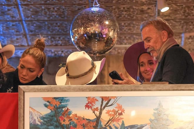 Jennifer Lopez und Kevin Costner am 27. Dezember 2024 in Aspen.