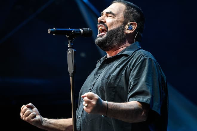 Alphaville-Sänger Marian Gold auf der Bühne.