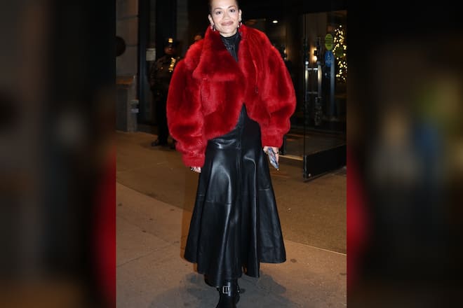 Rita Ora begeistert in einem roten flauschigen Mantel zur Vorveranstaltung der «New Year‹s Rockin› Eve».