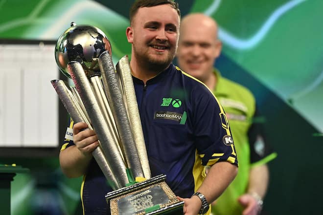 Darts-Weltmeisterschaft: Darts-Wunderkind Luke Littler bezwang Superstar Michael van Gerwen (hinten).