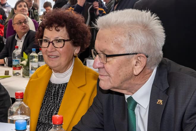 Winfried Kretschmann steht seiner Frau Gerlinde nach ihrem Sturz bei.