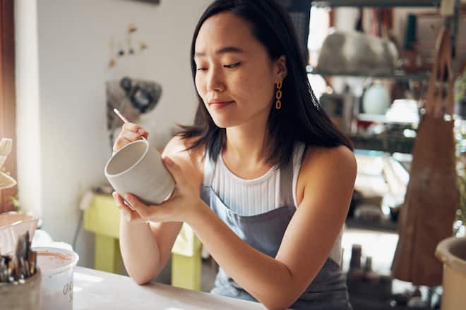 Hobbys wie Malen, Häkeln und Töpfern fördern die eigene Kreativität.