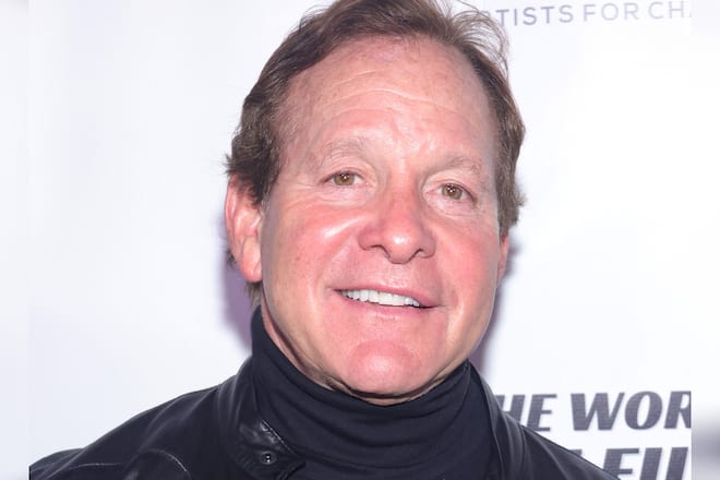 Steve Guttenberg hilft in seiner Community in Pacific Palisades aus.