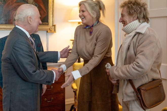 Beim 35. Jubiläum der King's Foundation begrüsst König Charles III. Penny Lancaster und Sir Rod Stewart.
