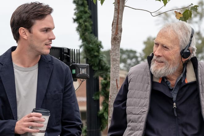 Clint Eastwood (r.) und «Juror #2»-Hauptdarsteller Nicholas Hoult während der Dreharbeiten.