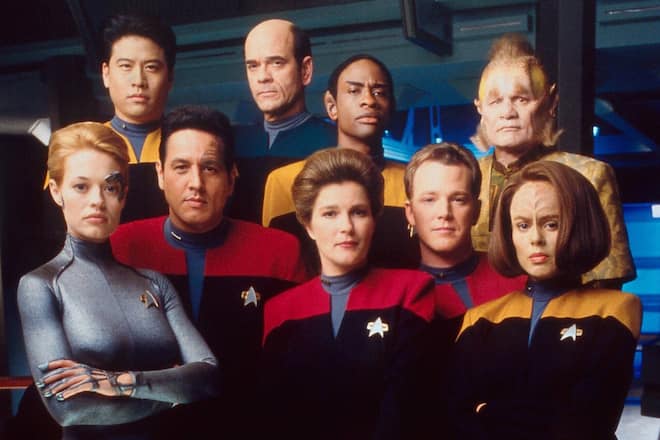 Captain Kathryn Janeway (Kate Mulgrew, Mitte) mit ihrer Voyager-Crew.