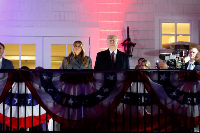 Melania und Donald Trump betrachten das Feuerwerk, das zu Ehren seiner Amtseinführung am Samstag in Washington veranstaltet wurde.