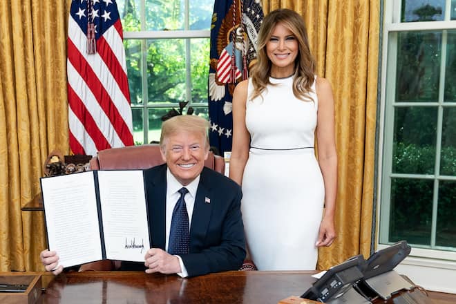 «Donald Trump - Schicksalsjahre eines Präsidenten: White House» zeigt Donald und Melania Trump im Juni 2020 im Oval Office.