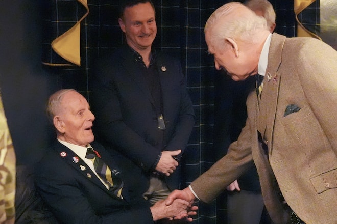 Jim Glennie (l.) schaffte es nicht zum 80. Jahrestag in die Normandie - nun konnte er König Charles in Aberdeen die Hand schütteln.