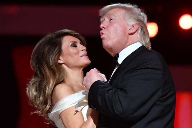 Das Ehepaar Donald und Melania Trump beim ausgelassenen Tanz im Jahre 2017.